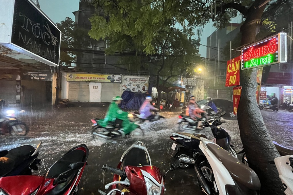 Nhiều nơi ở Hà Nội ngập trong biển nước sau cơn mưa lớn - 10 Nhiều nơi ở Hà Nội ngập trong biển nước sau cơn mưa lớn - 10