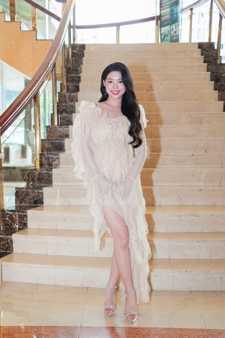 Á hậu Châu Anh trở lại thảm đỏ đầy quyến rũ sau khi được thăng hàm Trung úy - 3