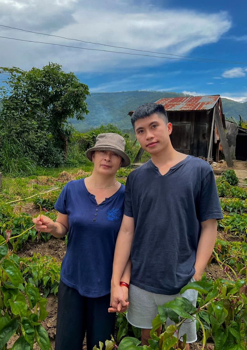 Con trai tặng mẹ nhẫn vàng, câu chuyện phía sau khiến ai cũng rưng rưng - 1