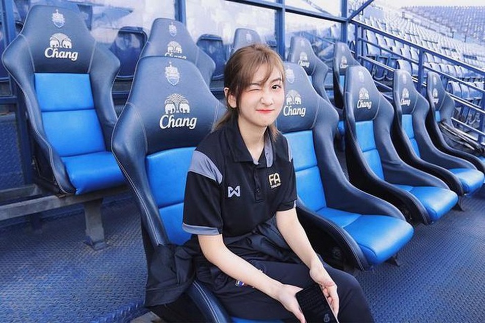 Nhan sắc đẹp tuyệt trần của nữ dẫn đoàn U23 Việt Nam - 3 Nhan sắc đẹp tuyệt trần của nữ dẫn đoàn U23 Việt Nam - 3