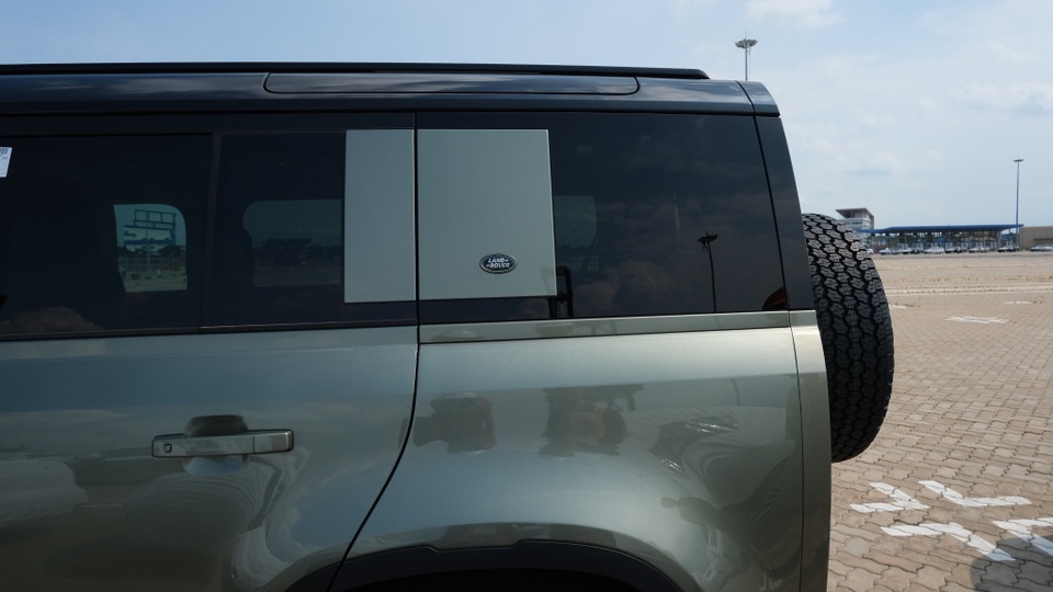 Land Rover Defender thế hệ mới xuất hiện tại Việt Nam - 5 Land Rover Defender thế hệ mới xuất hiện tại Việt Nam - 5