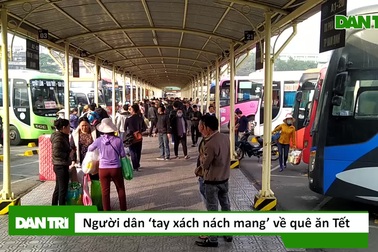 Người dân "tay xách nách mang" về quê ăn Tết Nguyên đán