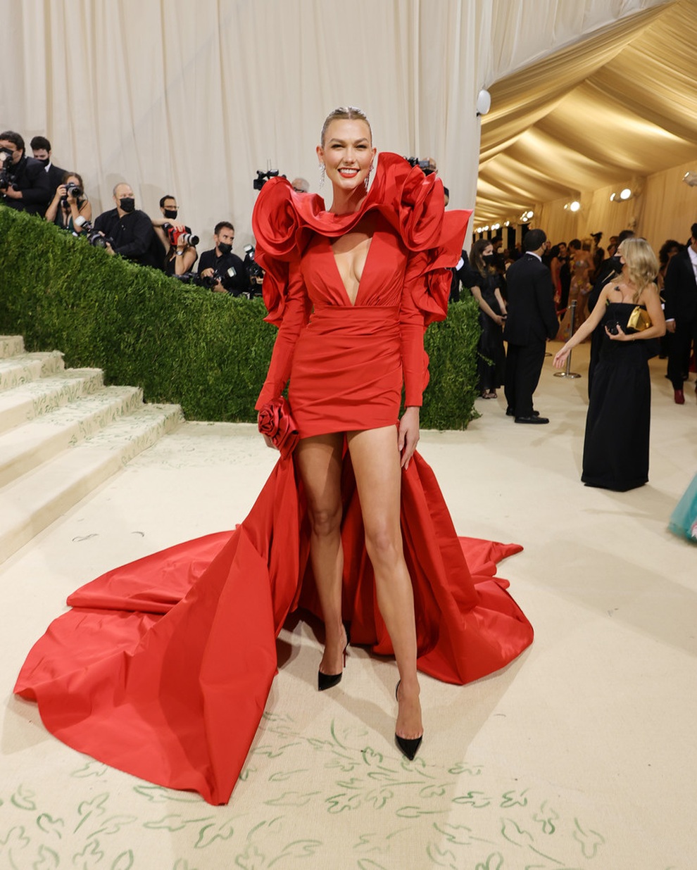 Choáng ngợp với loạt trang phục ấn tượng của mỹ nhân dự MET gala 2021 - 2 Choáng ngợp với loạt trang phục ấn tượng của mỹ nhân dự MET gala 2021 - 2