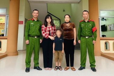 Ba giờ tìm kiếm cháu bé đi lạc trên đường đi học