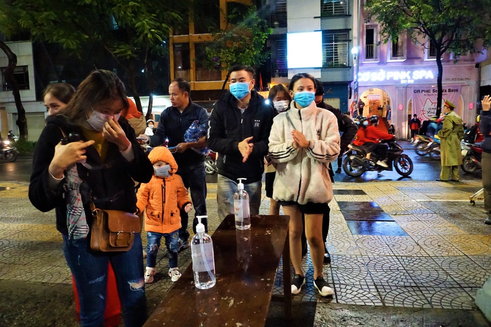 Người dân Đà Nẵng đội mưa đổ về nhà thờ đón Giáng sinh - 4 Người dân Đà Nẵng đội mưa đổ về nhà thờ đón Giáng sinh - 4