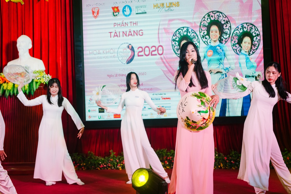Nữ sinh xinh đẹp trổ tài ở vòng Bán kết Hoa khôi Đại học Huế 2020 - 10 Nữ sinh xinh đẹp trổ tài ở vòng Bán kết Hoa khôi Đại học Huế 2020 - 10