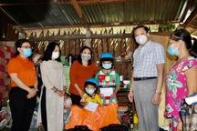 Cần Thơ trao quà hỗ trợ tới trẻ em mồ côi vì Covid-19