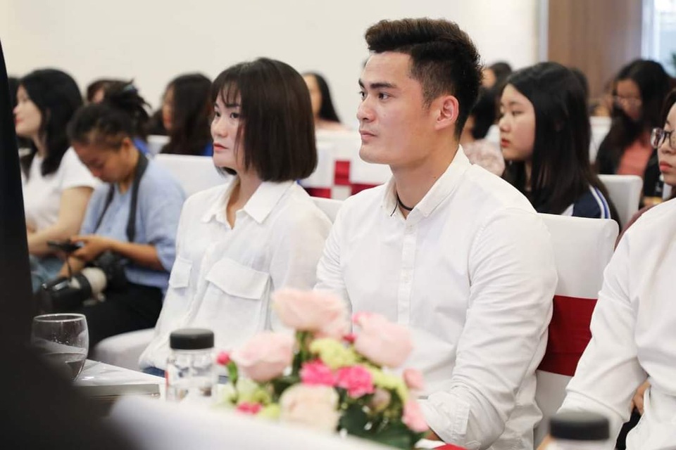 Cầu thủ Quang Hải nhận học bổng toàn phần tại trường đại học Kinh tế - 3 Cầu thủ Quang Hải nhận học bổng toàn phần tại trường đại học Kinh tế - 3