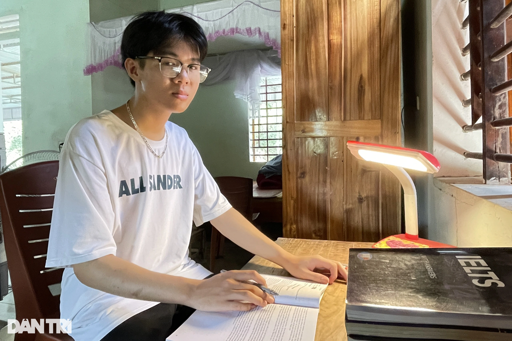 Đã được tuyển thẳng, nam sinh người thiểu số vẫn thi đạt điểm cao nhất tỉnh - 1 Đã được tuyển thẳng, nam sinh người thiểu số vẫn thi đạt điểm cao nhất tỉnh - 1