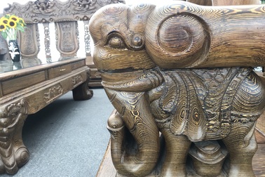 Bộ bàn ghế “tay 32” cực khủng giá hơn 3 tỷ đồng có gì đặc biệt?