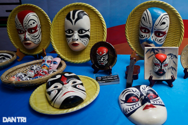 Người mê vẽ mặt nạ hát bội Bình Định