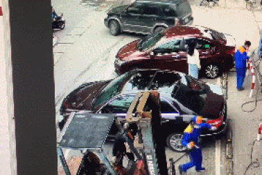 Tài xế lái Mercedes-Benz E300 đổ xăng nhưng "quên trả tiền" gây tranh cãi