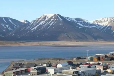 Nơi nửa đêm mặt trời vẫn chưa lặn, du khách đổ xô đến ngắm