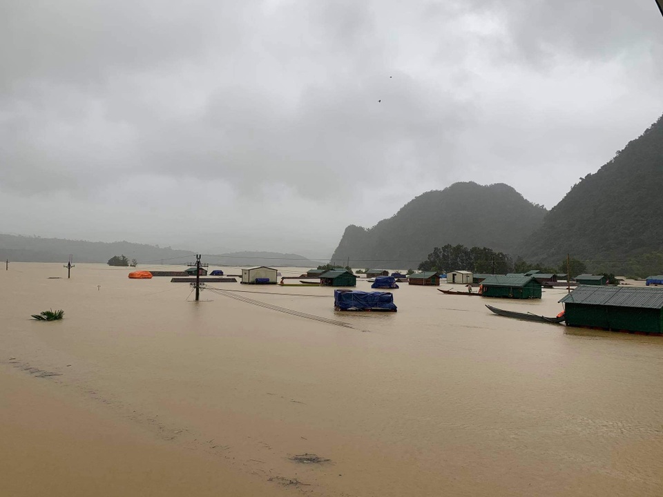 Những nhà phao diệu kỳ cứu người dân vùng rốn lũ trong cơn “đại hồng thủy” - 1 Những nhà phao diệu kỳ cứu người dân vùng rốn lũ trong cơn “đại hồng thủy” - 1