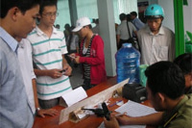 Nhắn tin mua vé tàu còn nhiều lúng túng