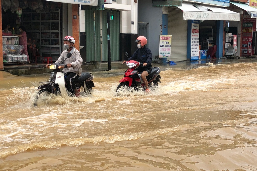 Mưa lớn kéo dài, nước dâng ngập nhiều nơi - 6 Mưa lớn kéo dài, nước dâng ngập nhiều nơi - 6