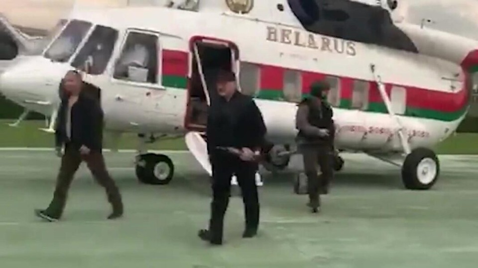 Video Tổng thống Belarus mang súng trường gây chú ý giữa lúc biểu tình - 1 Video Tổng thống Belarus mang súng trường gây chú ý giữa lúc biểu tình - 1