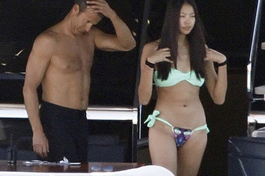 Hoa hậu Trung Quốc bị “ném đá” vì bị tố giật bồ