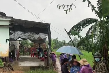 Cháu bé 4 tuổi đang chơi ở sân bị dao bay trúng cổ tử vong