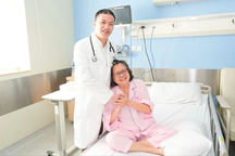 Sợ phẫu thuật, nữ bệnh nhân 67 tuổi được thay van tim bằng phương pháp không cần mổ hở