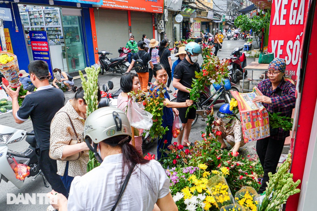 Tết Đoan Ngọ: Tiểu thương bán 2 tạ rượu nếp, hoa quả chốt đơn mỏi tay - 1 Tết Đoan Ngọ: Tiểu thương bán 2 tạ rượu nếp, hoa quả chốt đơn mỏi tay - 1