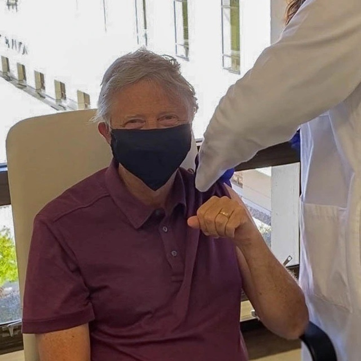 Bill Gates đã tiêm vaccine phòng Covid-19 ngay từ khi các loại vaccine vẫn đang trong giai đoạn phát triển (Ảnh: Twitter). Bill Gates đã tiêm vaccine phòng Covid-19 ngay từ khi các loại vaccine vẫn đang trong giai đoạn phát triển (Ảnh: Twitter).