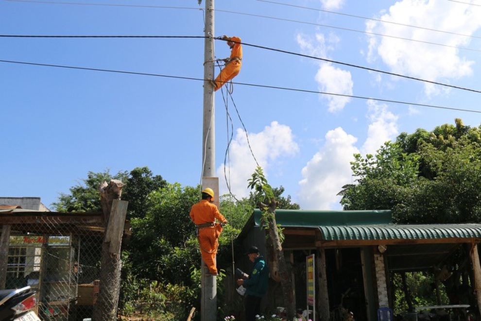 Gần 14 mùa rẫy mong chờ, làng Dao được xóa mù điện lưới - 3 Gần 14 mùa rẫy mong chờ, làng Dao được xóa mù điện lưới - 3