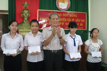 Cần Thơ: Trao 50 suất học bổng Quỹ Châu Á cho học sinh nghèo