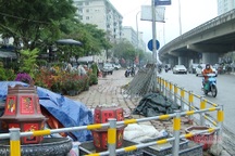 Vỉa hè Hà Nội vô vàn "nhiệm vụ", trừ việc dành cho... người đi bộ