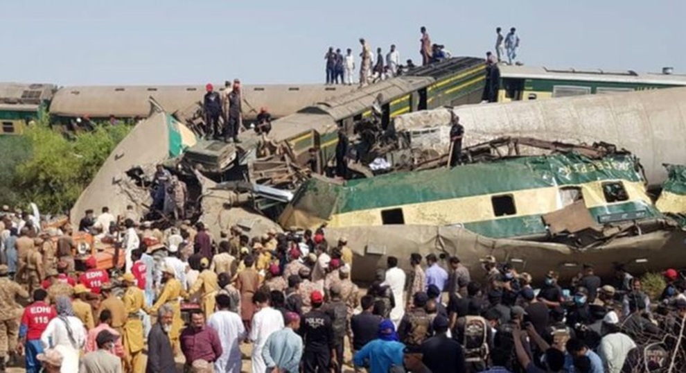 Hai tàu chở trên 1.000 khách đâm nhau kinh hoàng ở Pakistan, 35 người chết - 7