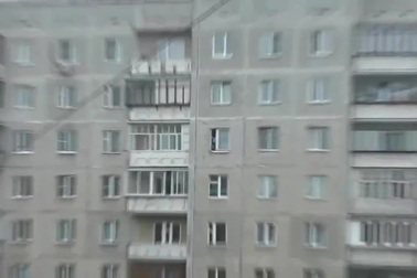 Thót tim em bé nghịch ngợm treo mình ngoài cửa sổ tầng 8