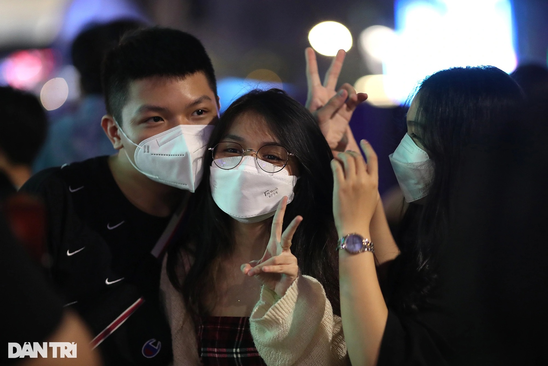 Trung tâm TPHCM ùn ứ, người dân đổ xuống phố Nguyễn Huệ chờ countdown 2022 - 10