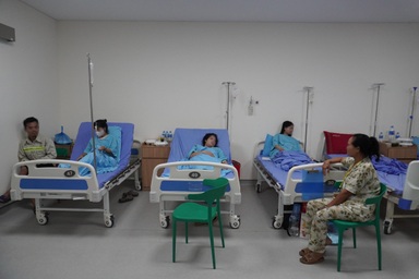 Vụ 351 người nghi ngộ độc: Công nhân phải ăn bánh mì, tự mang cơm đi làm