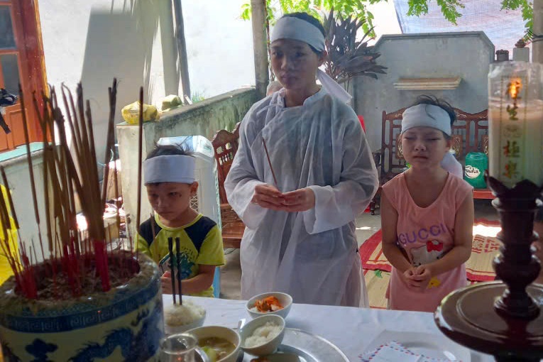 Bố mẹ lần lượt qua đời, 4 đứa trẻ tội nghiệp sống cảnh ly tán - 3 Bố mẹ lần lượt qua đời, 4 đứa trẻ tội nghiệp sống cảnh ly tán - 3