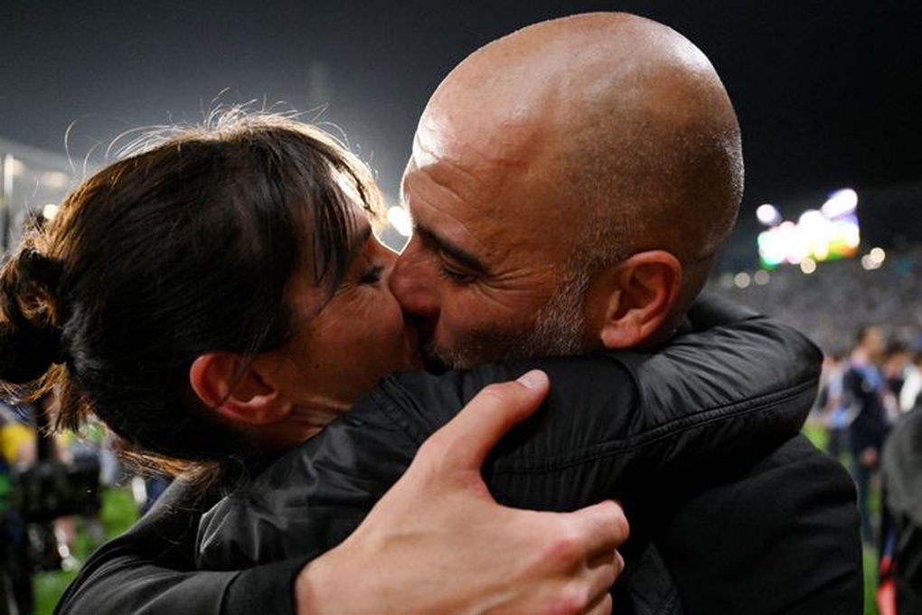 Dàn sao Man City bật khóc vì sung sướng, HLV Pep Guardiola hôn vợ đắm đuối - 9 Dàn sao Man City bật khóc vì sung sướng, HLV Pep Guardiola hôn vợ đắm đuối - 9