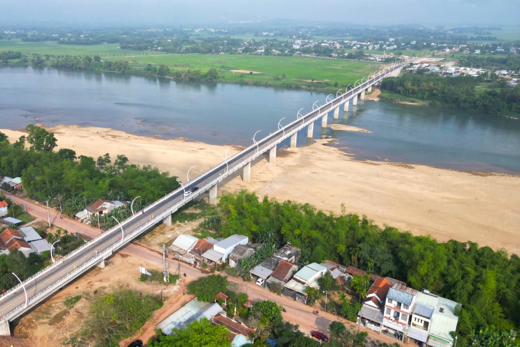 Hai cây cầu có trụ đèn độc đáo như đường hầm dài vô tận ở Quảng Nam - 1 Hai cây cầu có trụ đèn độc đáo như đường hầm dài vô tận ở Quảng Nam - 1