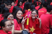 Học trò mặc áo đỏ sao vàng, nhảy flashmob ủng hộ tuyển Việt Nam