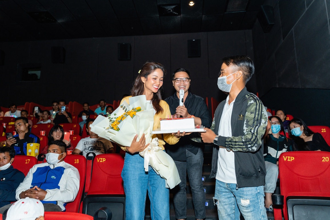 HHen Niê: Mẹ hốt hoảng gọi điện hỏi tôi làm gì mà bị đánh - 5