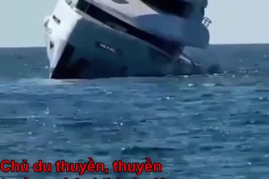 Siêu du thuyền trị giá 1 triệu USD bị nghiêng và chìm ngay sau khi hạ thủy