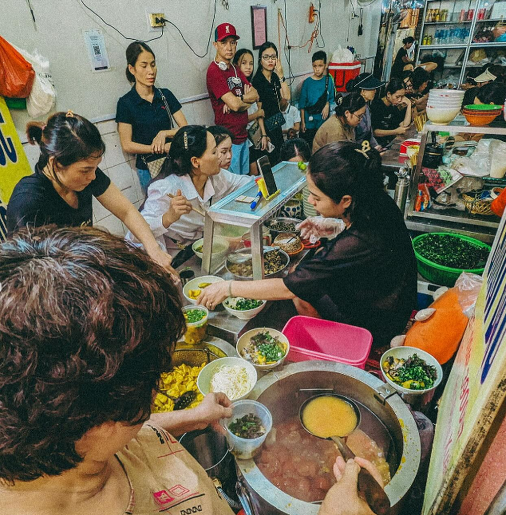 Đầu bếp Mỹ gốc Việt ăn quán bình dân, khen hết lời món ngon Hà Nội - 4 Đầu bếp Mỹ gốc Việt ăn quán bình dân, khen hết lời món ngon Hà Nội - 4