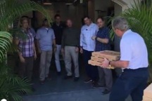 Cựu Tổng thống Bush đích thân giao pizza cho các nhân viên Mật vụ bị nợ lương