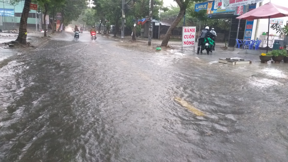 Đà Nẵng mưa và sấm liên hồi, nhiều tuyến đường bị ngập - 2 Đà Nẵng mưa và sấm liên hồi, nhiều tuyến đường bị ngập - 2