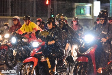 TPHCM mưa dông diện rộng giữa đêm, nhiều tuyến đường có nguy cơ ngập cục bộ