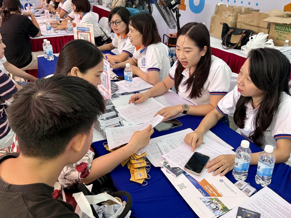 Đại học Thương mại công bố điểm sàn 2026, dự kiến giảm điểm chuẩn - 2