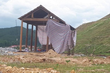 Tháo dỡ ngôi nhà “mọc” trên mái kè siêu dự án thủy lợi Ngàn Trươi