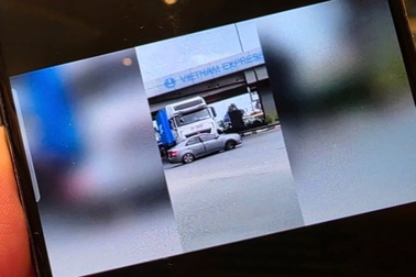 Xe container đẩy ô tô trượt gần 100m trên quốc lộ 51 ở Đồng Nai