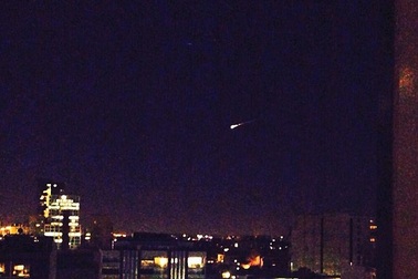 “Rác vũ trụ” bốc cháy, thắp sáng bầu trời Úc