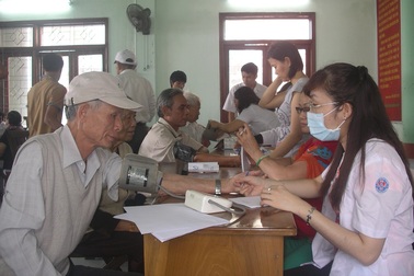 Hàng trăm người già được tặng quà, khám phát thuốc miễn phí