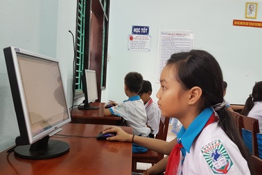Tặng một phòng học máy tính cho học sinh Quảng Nam