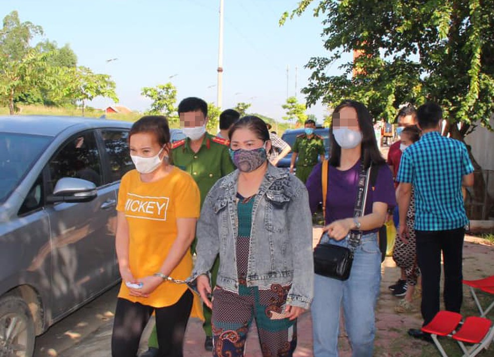 Hơn 50 cảnh sát đột kích trại gà, phá ổ đánh bạc lúc nửa đêm - 3 Hơn 50 cảnh sát đột kích trại gà, phá ổ đánh bạc lúc nửa đêm - 3